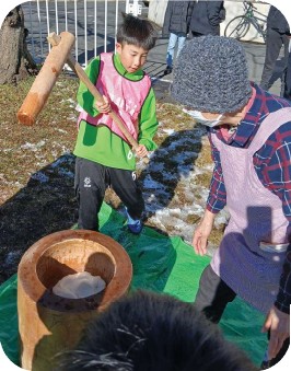 1/3 初蹴り・餅つきを行いました!まさかの雪合戦!の掲載写真・資料