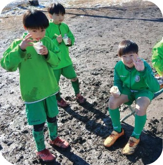 1/3 初蹴り・餅つきを行いました!まさかの雪合戦!の掲載写真・資料